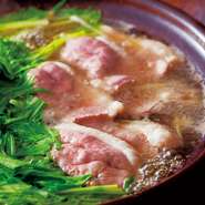 京都亀岡産の希少な七谷鴨を贅沢に使用した鴨鍋です。
内容：前菜、七谷鴨の鴨鍋、雑炊、香の物、甘味
２名様よりご予約承ります。