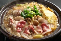 ぼたん鍋は、冬のごちそうとも言われる寒い時期が美味しいお鍋です。こもりく特製の味噌出汁でお召し上がりください。最後の〆は猪肉と野菜の旨味が詰まった鍋出汁を使って作るぼたん丼（お茶碗サイズ）