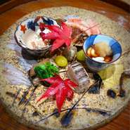 全約８品（例：先附・八寸・椀・向附・焼物・炊物・食事・甘味）
お一人様でもゆっくりとコース料理をお楽しみいただけます。
お気軽にお越しくださいませ。