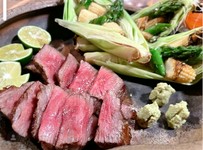 信州プレミアム牛を使用した肉料理が含まれる、季節のフルコース（約８品）当店一番人気のコースです。