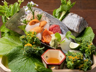 市場で目利きする鮮魚に加え、全国の産地から旬食材を直送仕入れ