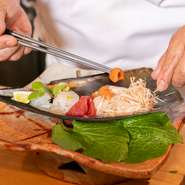 接客は丹波篠山の旅館や京都木屋町の料亭で女将を務めていた大将の妻・初美さんが担当。接客と料理を分業することで、大将はひとつまみの塩まで料理に集中でき、お客様にご満足いただける料理の提供に励んでいます。