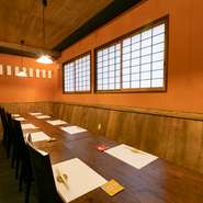 和食の道一筋の大将がつくる本格的な日本料理を単品・コースの両方で供しており、シーンに応じた柔軟な利用が可能。自然体でくつろげる温かな雰囲気も評判で、料理のクオリティに比してのコスパの良さも嬉しい限り！