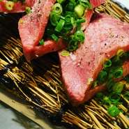 【当店一番人気！】 タンを厚切りカットして、お肉の中央にネギをたっぷり詰めました！ 厚切りのタンとネギの相性抜群！！！ ジューシーで旨みたっぷりの味わいをご堪能ください。