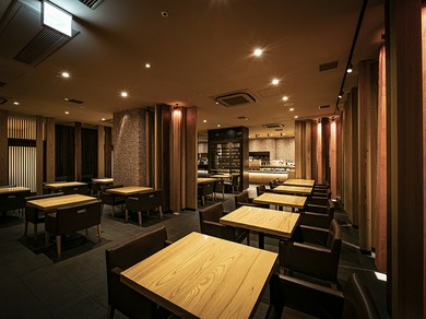 木と照明にこだわった広々とした店内