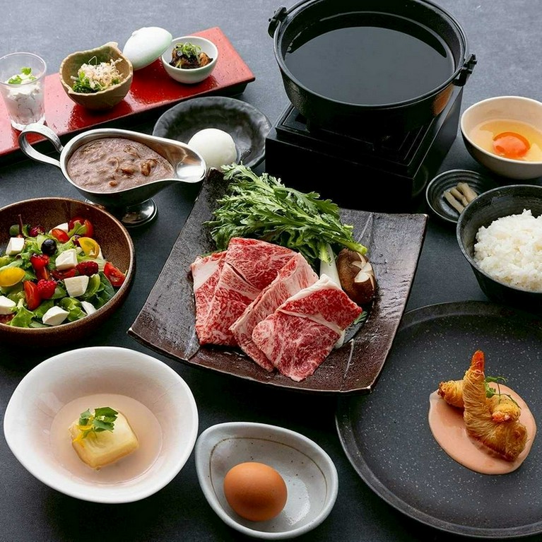 日本三大和牛のひとつ「近江牛」を使用した絶品すき焼きがメインのコースです。