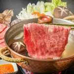 日本三大和牛のひとつ近江牛を使用した絶品すき焼きがメインのコース。肉質はやわらかで脂の甘味が特長。
