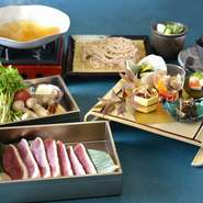鰹節やサバ節などをバランスよくブレンドし、薄口?油ベースの関西風出汁が具材の美味さを引き立てます。お蕎麦に合うように少し甘めに仕上げています。＋500円で限定酒付のプレミアム飲み放題にグレードアップ可。