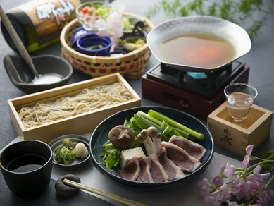 鴨すき鍋と彩り花かごコース