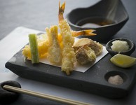 皆様からのご要望の多かった「天婦羅と十割蕎麦」のコースに鰻の押し寿司をセットにしたネットご予約限定のお得なプランです。