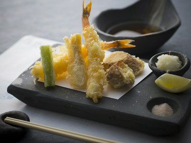 鰻の押し寿司と天婦羅と十割蕎麦