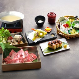 あっさりとした出汁がコク深く変化するのをお愉しみください。
追加料金で飲放題利用も可能。