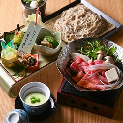 近江牛の内もも肉をご用意。
すきしゃぶであっさりとお召し上がりください。
追加料金で飲放題利用も可能。