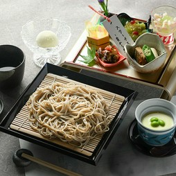 季節の食材を使用した料理長の手仕事光る前菜盛り合わせと十割蕎麦と共にお楽しみください。

