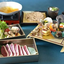 旨みたっぷりの近江牛と一緒に、酒粕の豊かなコクが格別の吟醸粕汁鍋が楽しめる大皿ご宴会プランをご用意。