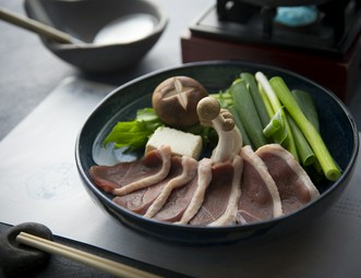 ご要望の多かった「天婦羅と十割蕎麦」のコースに鰻の押し寿司をセットにした、ネットご予約限定のプラン。