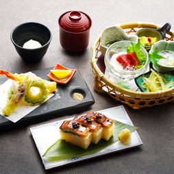 京鴨とは山城農産が生産している合鴨のブランド。肉の旨味をご堪能下さい。
追加料金で飲放題利用も可能。