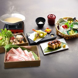 最後の一滴までお愉しみ頂けるお鍋です。
追加料金で飲放題利用も可能。
