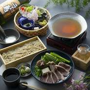 鰹節、サバ節、うるめ節などをバランスよくブレンドした、薄口しょう油ベースの優しい味わいの関西風出汁が具材の美味さを引き立てます。お蕎麦に合うように少し甘めに仕上げています。