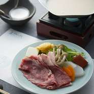 日本三大和牛の【近江牛】の内もも肉をご用意しました。敢えてA４ランクを選ぶことで程よいサシで脂っこくありません。当店秘伝の豆乳出しと共にお楽しみください。