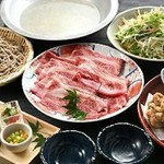 近江牛をすき出汁仕立ての鍋で堪能。前菜からデザートまで付いた、特別感あふれる和のコースです。
