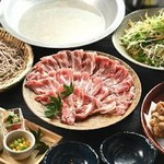 やわらか日吉豚と香味野菜を、蕎麦湯仕立てのまろやか鍋で。前菜からデザートまで揃った満足コースです。