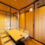 旨みたっぷりの鴨肉とネギを、すき出汁仕立ての鍋で。前菜からデザートまでついた充実コースです。