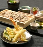 菜の花や竹の子など春の彩を少しずつ楽しめる、目にも舌にも嬉しい御膳。