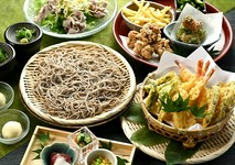 菜の花や筍など春の味覚を楽しめる酒肴と天婦羅に、香り高い十割蕎麦で締める満足コース。