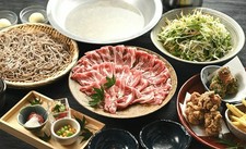 蕎麦前と酒肴を楽しんだ後は、日吉豚と香味野菜を蕎麦湯で味わうやさしい鍋。心も体も温まる春コース。