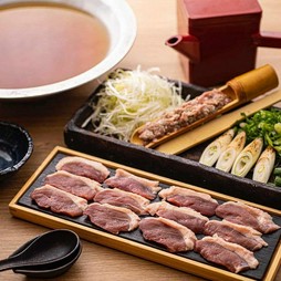 蕎麦前三種と酒肴でゆっくりと始まり、旨み豊かな合鴨鍋が主役の満足コース。ご宴会やお集まりにおすすめ。