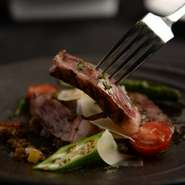 タリアータは焼いた牛肉を薄く切って皿に盛りつけるイタリア　トスカーナの郷土料理。削ったパルミジャーノレッジャーノや野菜と一緒にお愉しみください。