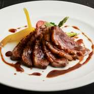 クセがなく柔らかい仔羊を職人の技で焼き上げ最高の状態で提供いたします。
一本からご注文いただけます。