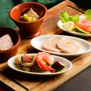 前菜でお悩みですか？　ご安心ください。
アンシャンテの前菜はお好きな種類を少しずつ楽しめる盛り合わせスタイル。まずはいろいろな料理を少しずつ食べながら乾杯を！
本日の前菜3種　780円
本日の前菜5種　1280円