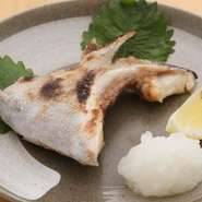 カンパチの中でも特に脂が乗ったかまをシンプルに塩で下味を付けて焼き上げた一品。カンパチの旨味がダイレクトに伝わり、お酒との相性も抜群です。