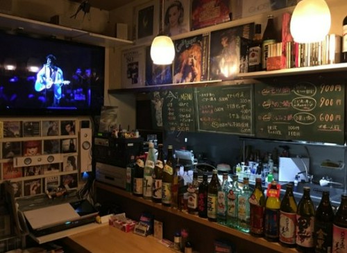 レコードなどがお出迎えいたします。