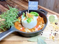 シェフがフレンチの技法を使って3日間かけて仕込んだスペアリブはお肉はホロホロに柔らかく、旨味がギュッとつまってます。
骨からナイフ、フォークでぽろっと取れるので食べやすいです♪