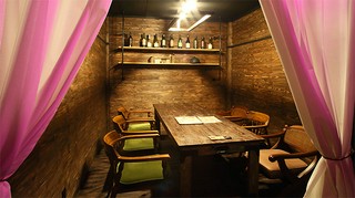 山小屋をイメージした外観や店内。