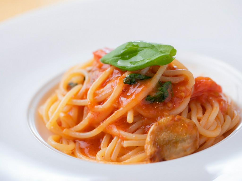 淡路島産の生パスタや契約農家直送野菜などのこだわり食材を提供