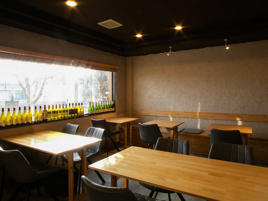 みずから漆喰を塗った壁が印象的！スタイリッシュなインテリア