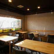 大きなはめ込み窓から柔らかな日差しが差し込む店内は、天然木を多用したおしゃれな空間。みずから漆喰を塗ったという壁に落ちる陰影が、心安らぐ雰囲気を演出しています。どこか和を感じる素敵なインテリアです。