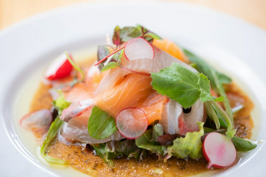 新鮮魚介をわさび風味で『鮮魚のカルパッチョ』
