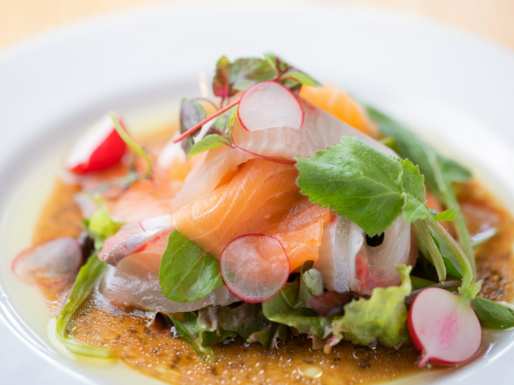 新鮮魚介をわさび風味で『鮮魚のカルパッチョ』