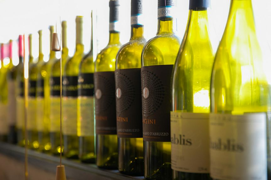 産地にこだわらず、リーズナブルでおいしいワインをラインナップ