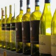 イタリアはもちろん、スペイン、チリ、アメリカなど、世界中の産地からリーズナブルでおいしいワインをピックアップ。料理に合うという観点で選んだワインが常時20種ほどラインナップされています。