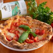 イタリア産の水牛のモッツァレラチーズとフレッシュトマトを贅沢に使ったリッチなマルゲリータ。水牛モッツァレラのコクと甘みを引き立てる窯焼き法で、サクッ＆もっちりのクセになりそうなおいしさです。