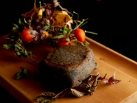 究極の肉料理『井信行さんのあか牛ヒレ肉 海苔包み焼き』