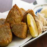 天草・牛深で獲れたイワシとアジをすり身にし、刻み野菜を混ぜて揚げた自家製の揚げかまぼこ。香ばしくて、お酒のおつまみにもピッタリな一品です。