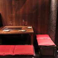 ご夫婦や恋人との記念日・誕生日のお祝いや、じっくりとお食事を楽しみたい時に嬉しいテーブル席。