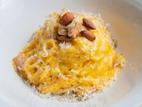 チーズと卵をふんだんに使った本格カルボナーラ。濃厚な味わいがくせになり、リピータ続出の一品です。是非一度ご賞味ください。